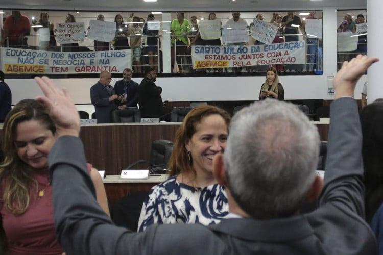 Sarto é mais uma vez alvo de protestos em retorno da Câmara Municipal: “Covarde”