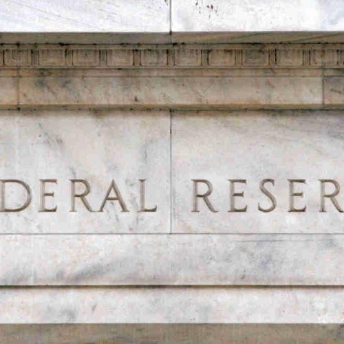 Fomc: Fed segue cauteloso e juros nos EUA permanecem entre 5,25% e 5,50%; confira