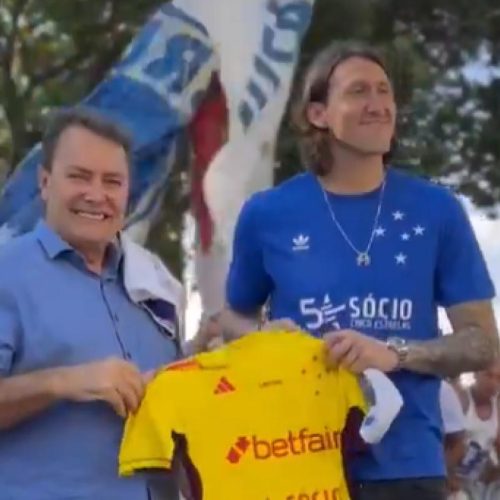 Reforço do Cruzeiro, Cássio chega à Toca II e é recebido por multidão de torcedores