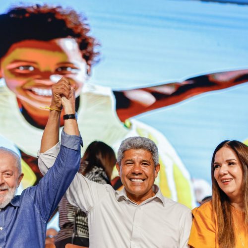 Lula chora, diz que percorrerá o Brasil e que não tem de prestar contas a “banqueiro”